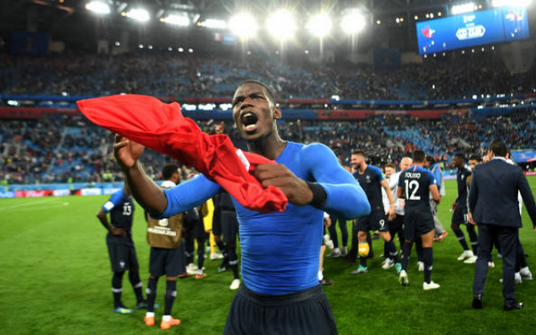 Paul Pogba ăn mừng với chiếc áo Fellaini trên tay.