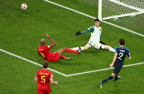 Cuối hiệp một, Thibaut Courtois cũng cho thấy tài năng với pha cản phá bàn thua 'mười mươi', Benjamin Pavard là người dứt điểm.
