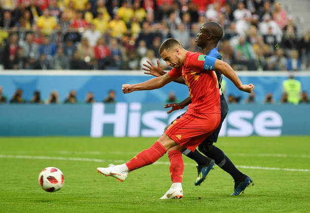 Phút 16, Eden Hazard tung cú sút chệch cột dọc khung thành tuyển Pháp.