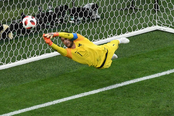 Vài phút sau, Hugo Lloris đã phải trổ hết tài nghệ để cứu thua trước cú dứt điểm hiểm hóc của trung vệ Toby Alderweireld trong vòng cấm.