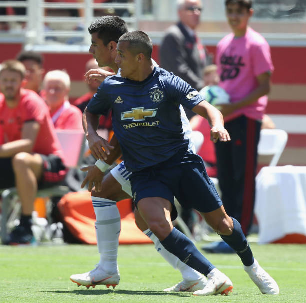 Alexis Sanchez tranh chấp cùng một cầu thủ San Jose.