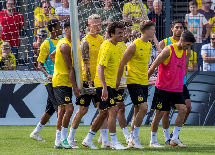 Các cầu thủ Dortmund hì hục vác khung thành.