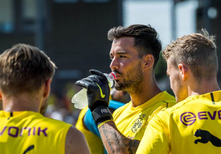 Không mặc áo ba lổ nhưng thủ môn Roman Burki cũng để lộ hình xăm trên cánh tay trái.