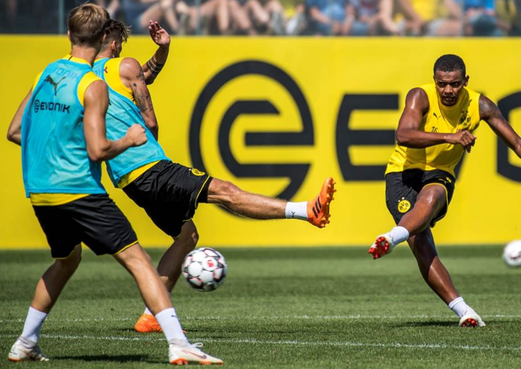 Tương tự là trung vệ Manuel Akanji.