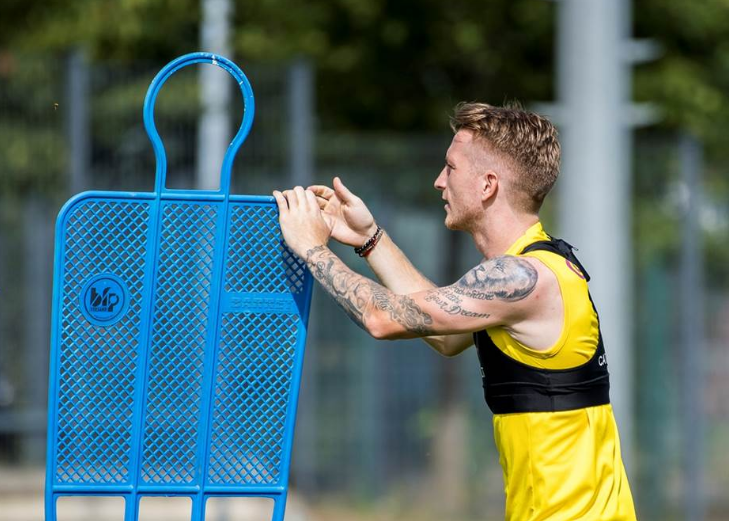 Mặc trời nắng nóng, khá nhiều cầu thủ Dortmund vẫn chọn cho mình chiếc áo ba lổ, điển hình là Marco Reus. Anh vừa mới xăm lên tay hình một con sư tử.