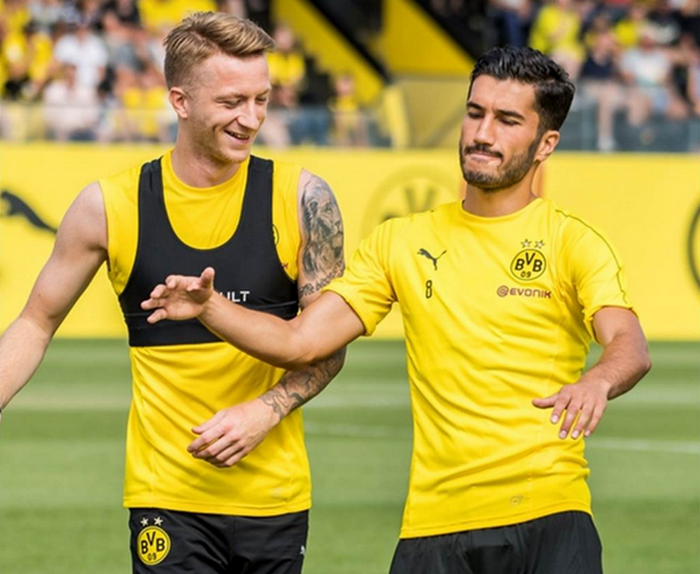 Reus vui đùa cùng người đồng đội lâu năm, Nuri Sahin.