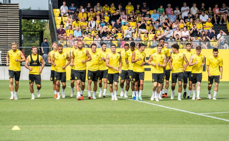 Trở về từ nước Mỹ sau khi tham dự ICC 2018 vào ngày 26 vừa qua, nhưng phải đến hôm nay, Dortmund mới có buổi tập chính thức đầu tiên trên sân cỏ. Trước đó, họ chỉ tập hồi phục trong phòng gym. Hôm qua cũng là lần đầu tiên Dortmund tập hợp đầy đủ các ngôi sao trong giai đoạn chuẩn bị cho mùa giải mới.