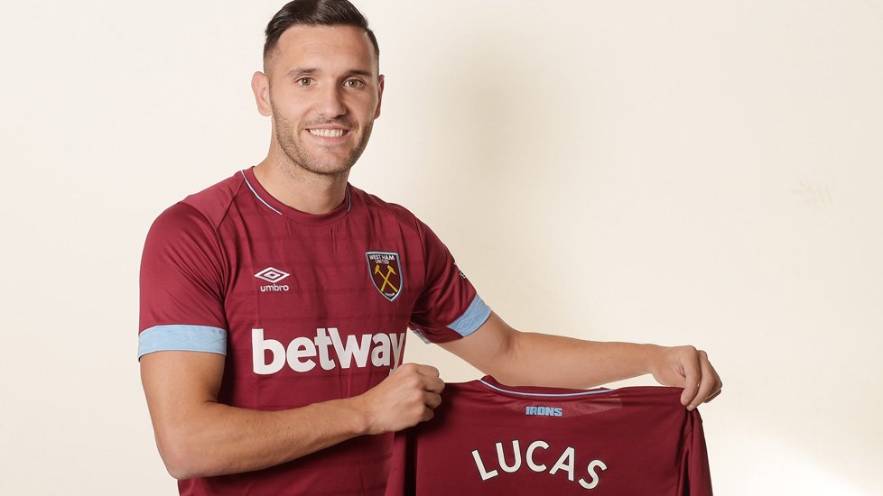 Tiền đạo Lucas Perez (29 tuổi) - Arsenal đến West Ham - 4 triệu bảng. Mùa vừa qua, Perez được Arsenal cho mượn tại CLB cũ Deportivo, 8 bàn thắng, 6 kiến tạo của anh đã gây ấn tượng với The Hammers.