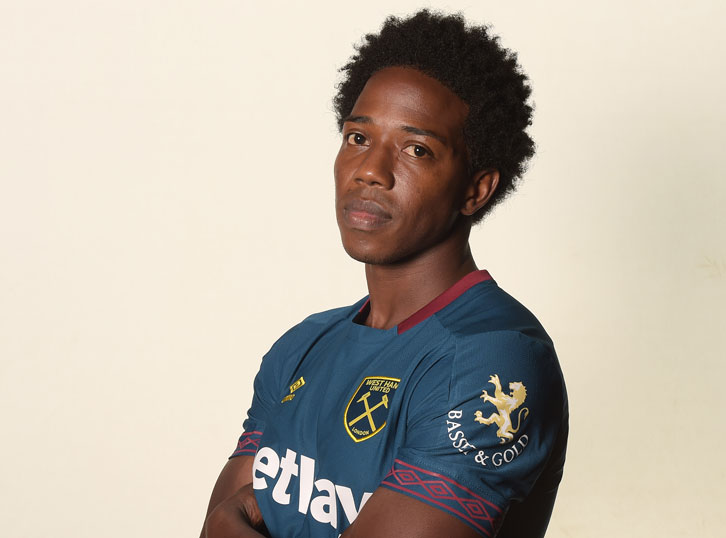Tiền vệ phòng ngự Carlos Sanchez (32 tuổi) - Fiorentina đến West Ham - mức phí không tiết lộ. Sanchez từng có thời gian thi đấu tại Anh trong màu áo Aston Villa, ra sân 48 lần ở Premier League, anh luôn là lựa chọn hàng đầu cho vai trò tiền vệ trụ ở tuyển Colombia.