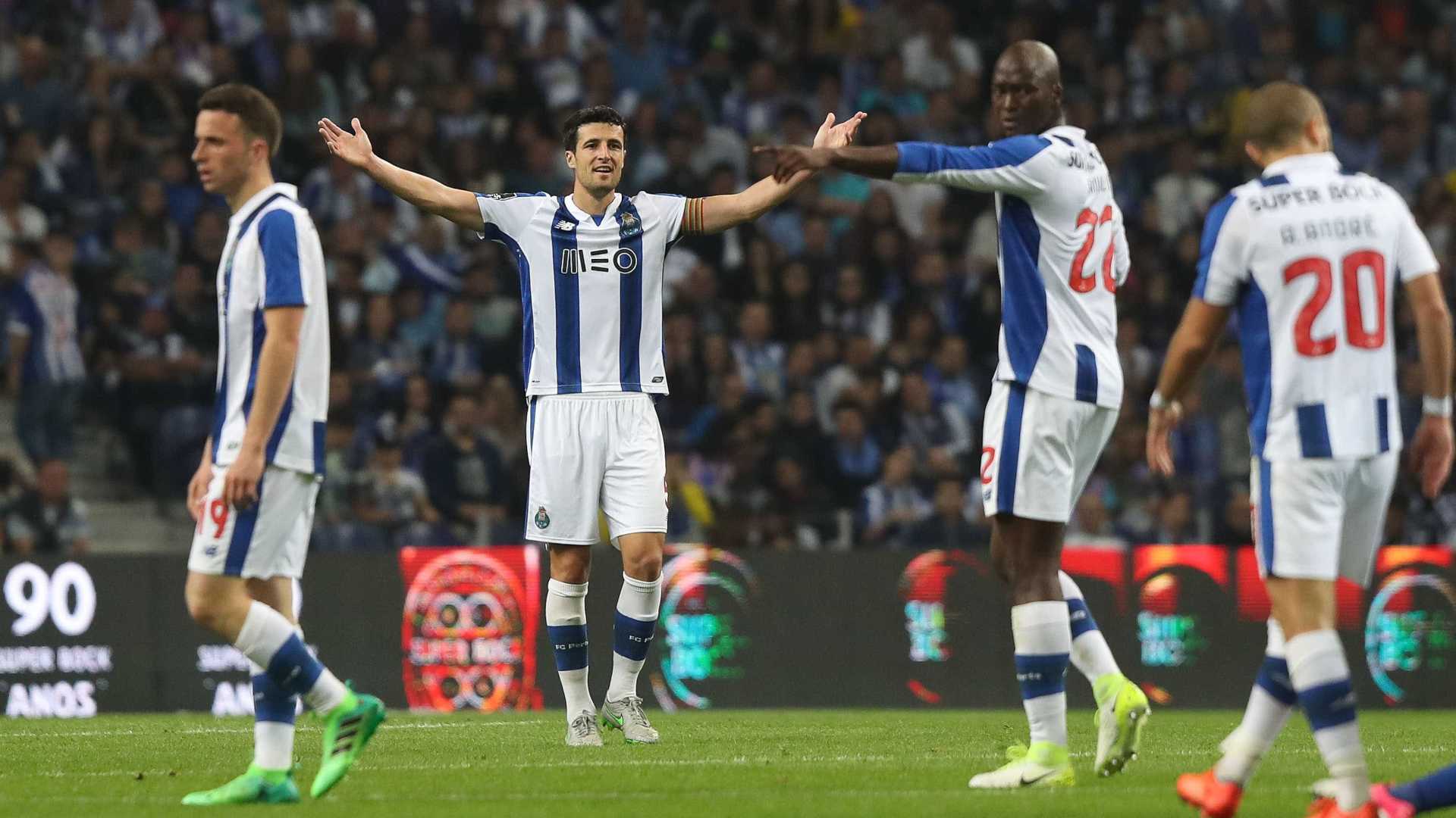 FC Porto - Vô địch Liga Portuguese: Sau nhiều mùa giải đứng sau Benfica, Porto đã vươn mình trở lại với chức vô địch Bồ Đào Nha. Hai năm gần nhất, Porto đều vượt qua vòng bảng và sẽ quyết tâm tiến xa hơn mùa này. Đội hình Porto được đánh giá đồng đều và khá ổn định.