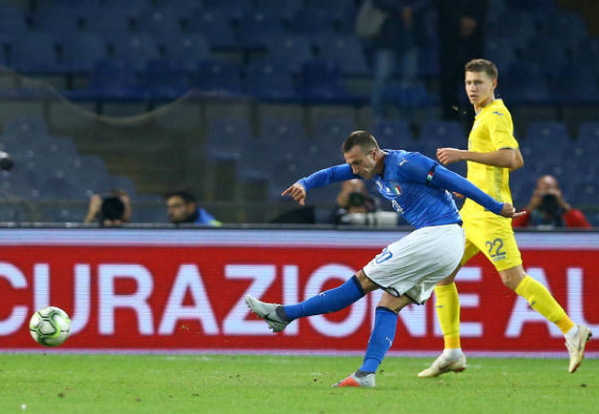 Cú dứt điểm thành bàn của Bernardeschi.