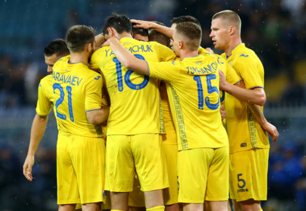 Các cầu thủ Ukraine ăn mừng bàn gỡ hòa.
