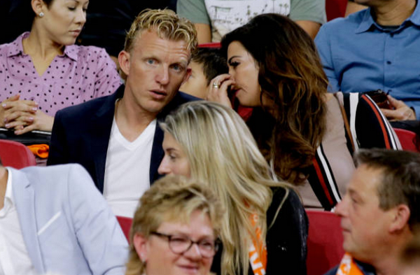 Đáng chú ý, trên khán đài có sự xuất hiện của Dirk Kuyt, huyền thoại Hà Lan và cũng là cựu ngôi sao Liverpool. Bên cạnh là vợ anh, Gertrude.