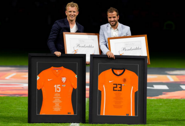 Anh cùng Rafael Van der Vaart được vinh danh vì những đóng góp cho ĐTQG trong suốt sự nghiệp.