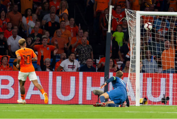 Xen giữa hai bàn thắng của các ngôi sao Liverpool là pha lập công được thực hiện bởi Depay.