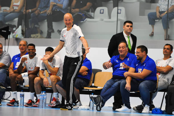 Không khí nhộn nhịp ngoài đường pitch.