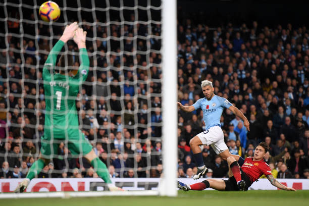 Sergio Aguero dứt điểm tung nóc lưới De Gea.