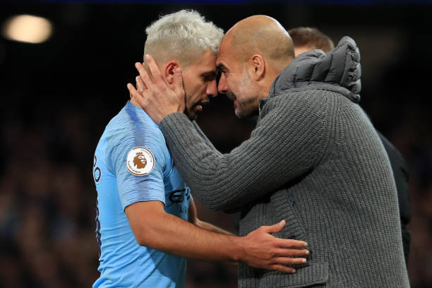 Pep Guardiola rút Aguero rời sân dù biết anh sẽ không hài lòng.