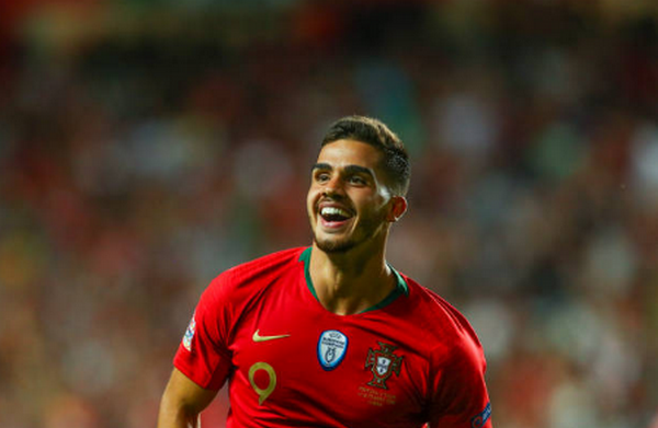 Andre Silva - 6,0 điểm: Mất hút trên hàng công.