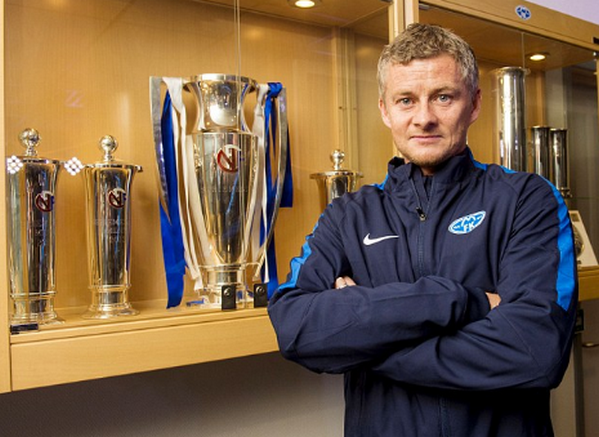 Solskjaer bên cạnh những chiếc cúp ông mang về cho Molde.