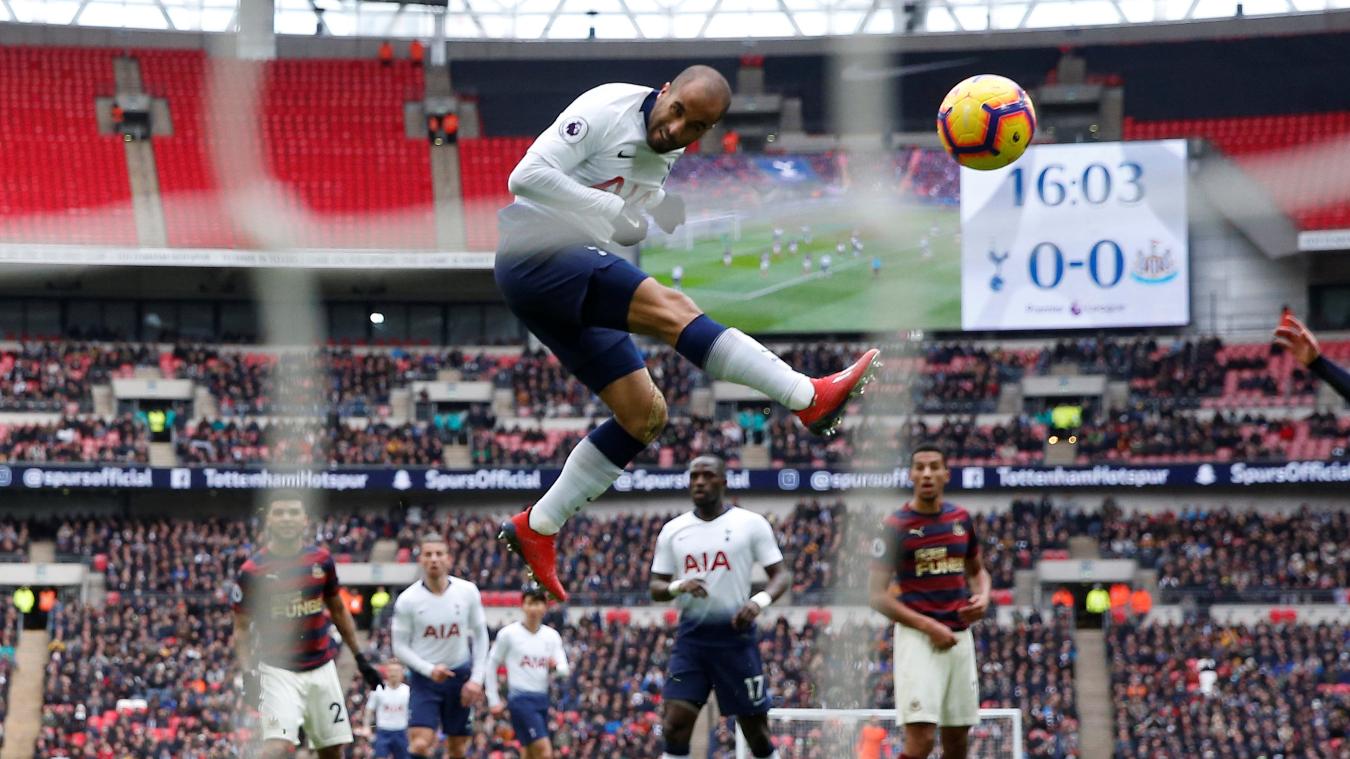 Lucas Moura bỏ lỡ cơ hội ghi bàn mười mươi đầu trận đấu sau cú đánh đầu ra ngoài. Cầu thủ Brazil được bố trí đá cao nhất trên hàng công trận gặp Newcastle. Đó là lần đầu tiên Moura đảm nhận vai trò này ở Newcastle và anh đã thi đấu thất vọng. Hình ảnh trên gián tiếp cho thấy tầm quan trọng của Kane với Tottenham.