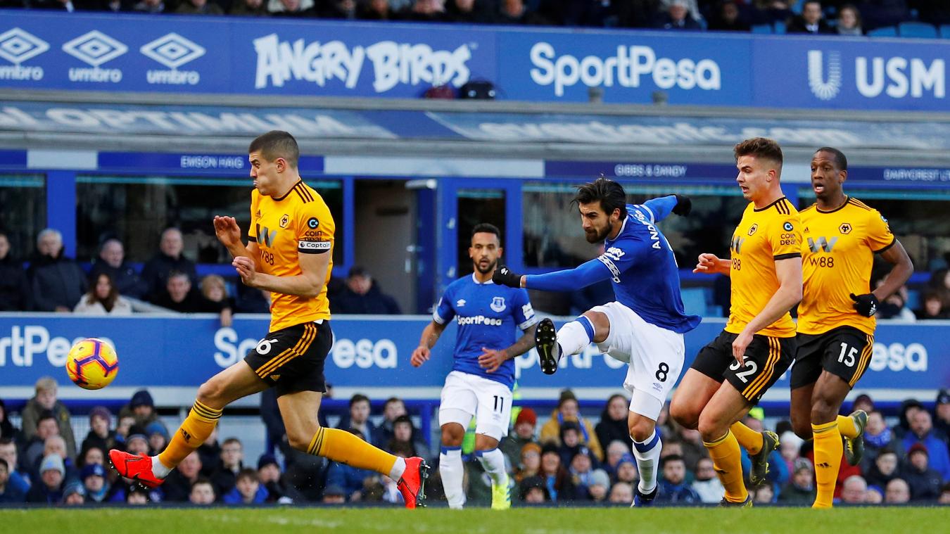 Tiền vệ Andre Gomes có pha xử lý mẫu mực, dứt điểm vào góc cao khung thành gỡ hòa cho Everton. Đây là bàn thắng đầu tiên của anh cho The Toffees. Bàn thắng trên cho thấy Gomes sở hữu những phẩm chất đặc biệt và hoàn toàn có thể hồi sinh ở nước Anh sau những năm tháng lận đận tại Barca.