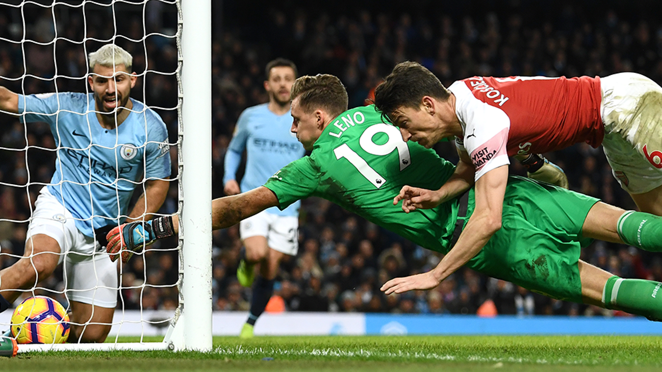 Bernd Leno và Laurent Koscielny nỗ lực ngăn cản Sergio Aguero ghi bàn thứ 3 nhưng bất thành. Đó là lần đầu tiên tiền đạo Argentina lập cú hattrick vào lưới Pháo thủ.