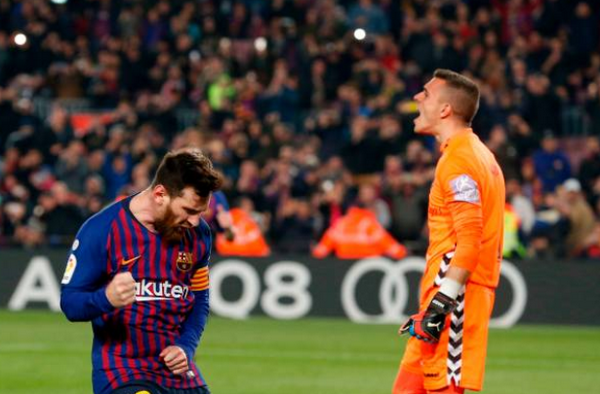 Trên chấm 11m, Messi dứt điểm thành công mở tỉ số.