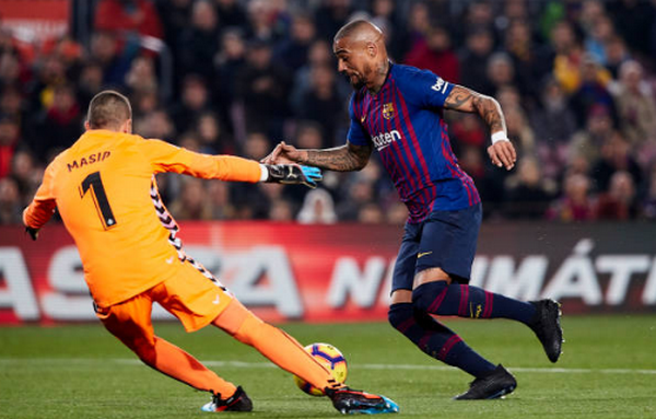 Trong một pha bóng, Boateng có cơ hội đối mặt thủ môn Masip.