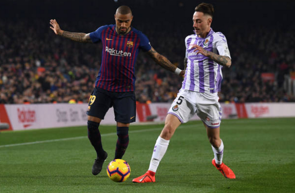 Barca tiếp đón Valladolid trên sân nhà Camp Nou, Kevin-Prince Boateng có lần đầu đá chính ở La Liga, anh xuất phát trong vai trò tiền đạo cắm.