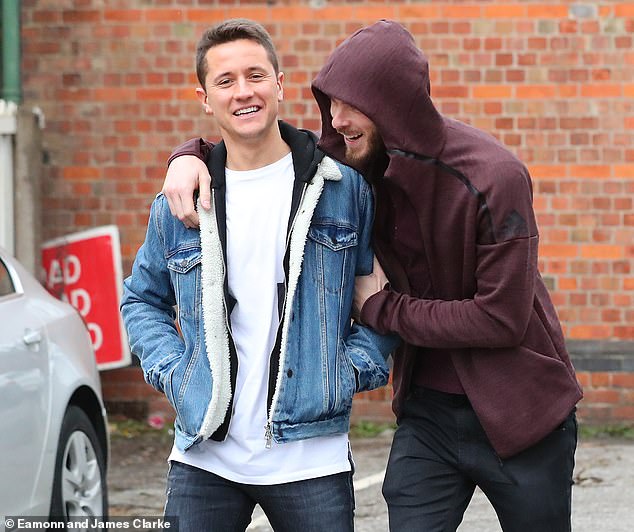 De Gea tìm đến bờ vai vững chắc của đồng đội Ander Herrera.
