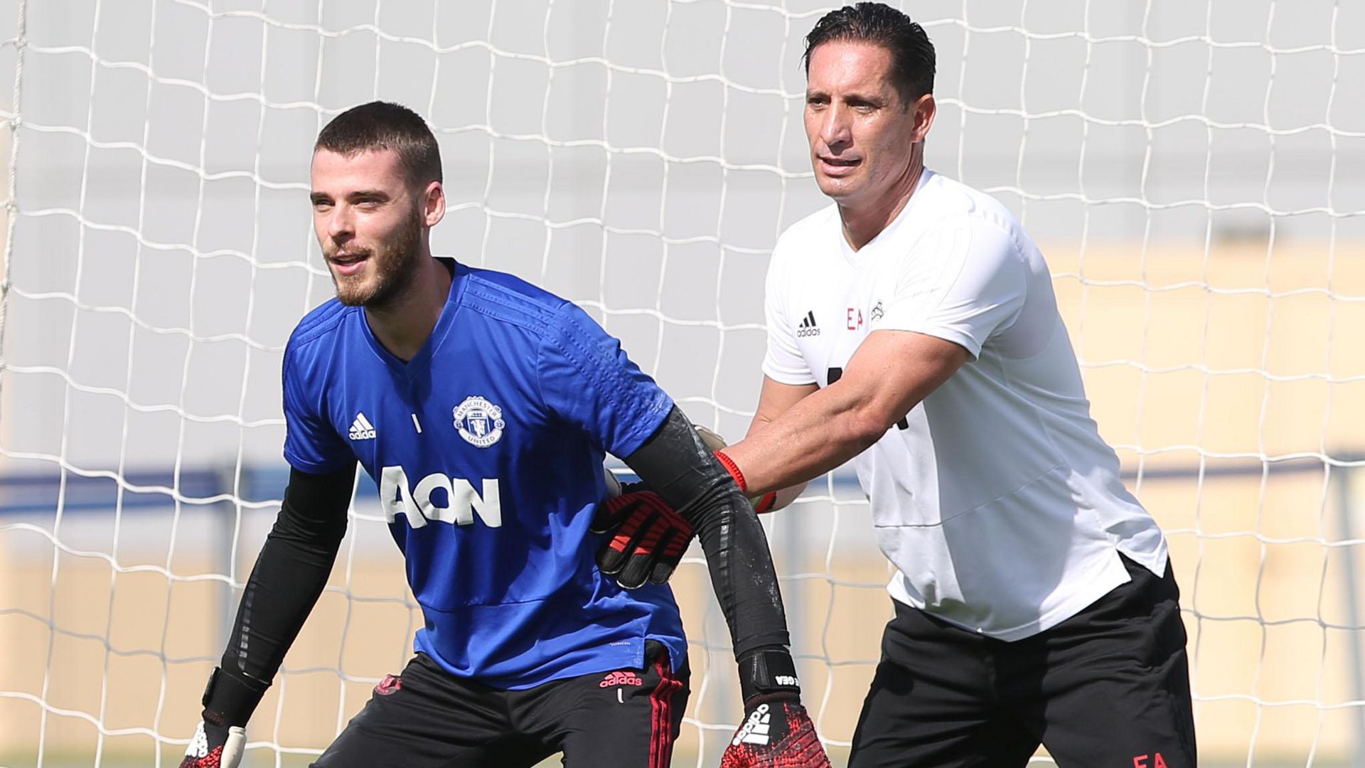 Khi Jose Mourinho về Old Trafford, ông quyết định mang Emilio Alvarez theo cùng như một 'món quà' dành tặng De Gea. Được biết, 'siêu cò' Jorge Mendes, người có mối quan hệ thân thiết với Alvarez, cũng góp tiếng nói trong sự việc này. Tuy Mourinho đã rời đi nhưng ngày nào De Gea còn ở Old Trafford, vị trí của Emilio Alvarez là không thể xâm phạm.