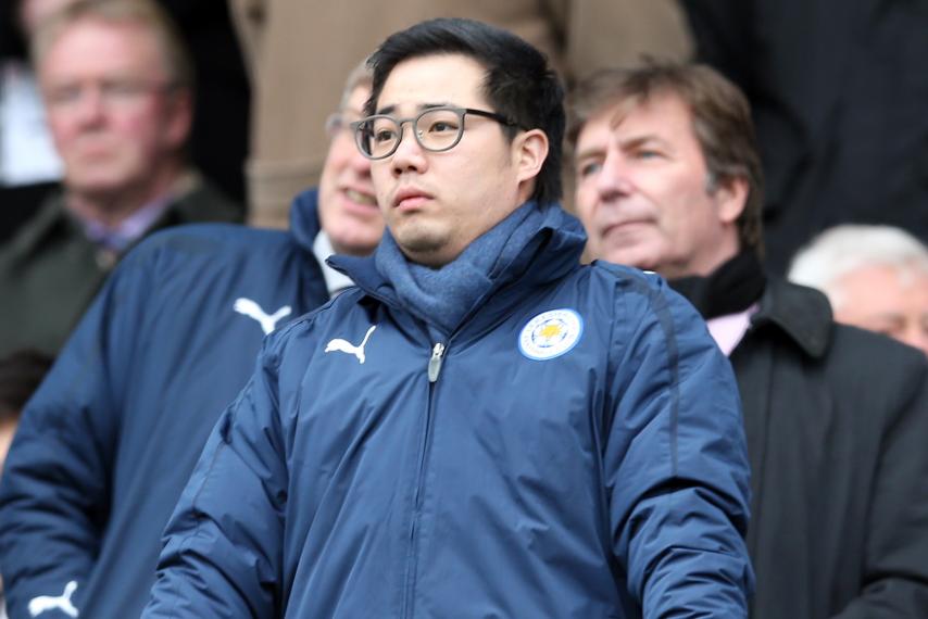 Sau khi Cố chủ tịch Leicester City Vichai qua đời vì tai nạn máy bay trực thăng, Aiyawatt Srivaddhanprabha kế nhiệm cha và sở hữu khối tài sản 4,5 tỷ bảng.