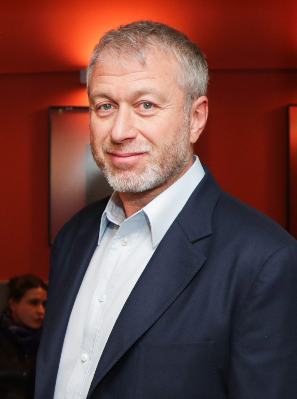 Xếp ở vị trí thứ 2 là ông chủ nổi tiếng của Chelsea, Roman Abramovich. Tài sản của tỷ phú người Nga là 9,4 tỷ bảng.