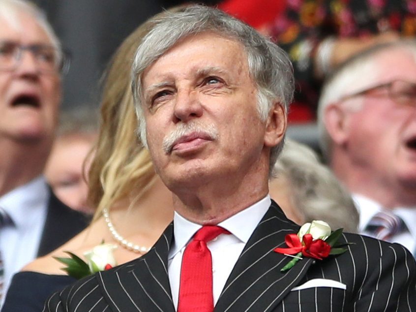 Stan Kroenke, chủ sở hữu Arsenal có tổng tài sản là 6,6 tỷ bảng, đứng thứ 4. Ông cũng nắm trong tay các CLB bóng bầu dục, bóng rổ và Ice Hockey.