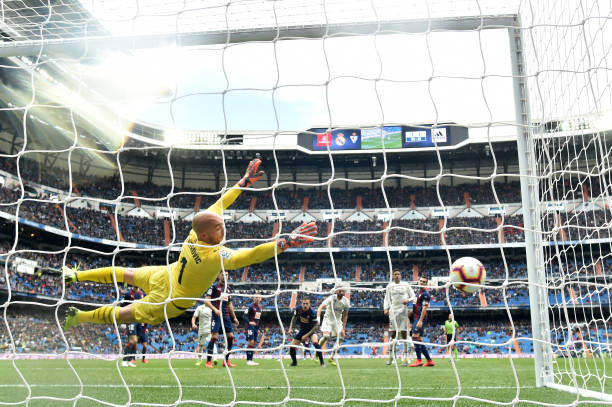 Đến phút 81, vẫn là Benzema bật cao đánh đầu, hạ gục thủ thành Dmitrovic lần thứ 2, đưa Real vươn lên dẫn trước.