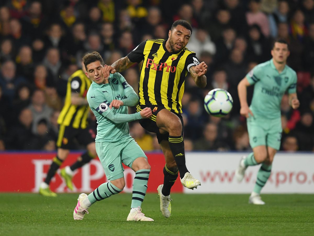 Pha vung tay tai hại của Deeney.