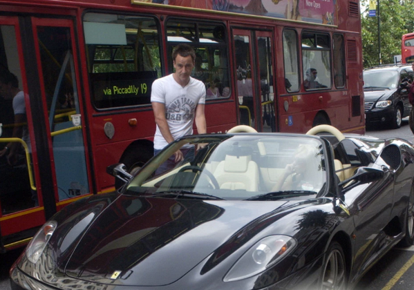 Ngoài ra, trong bộ sưu tập xe của huyền thoại Chelsea còn 2 chiếc Ferrari là Testarossa (150 ngàn bảng) và Lusso (200 ngàn bảng).