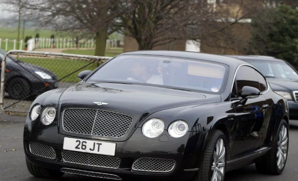 Bên cạnh những chiếc Ferrari, John Terry còn sở hữu những mẫu xe nổi tiếng khác. Trên hình là chiếc Bentley Continental GT với giá 160 ngàn bảng.