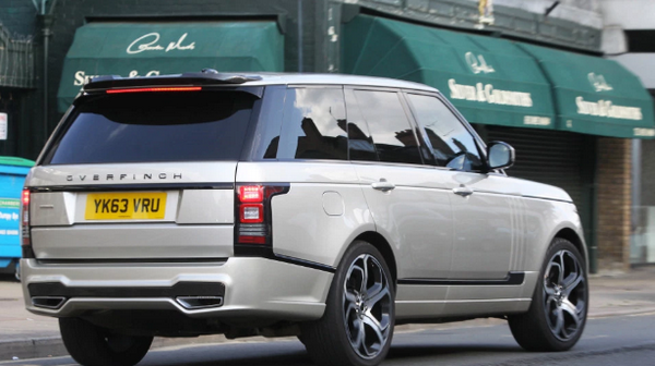 Còn đây là chiếc Range Rover Overfinch, mẫu xe Terry thường sử dụng khi đi cùng gia đình. Nó có giá 90 ngàn bảng.