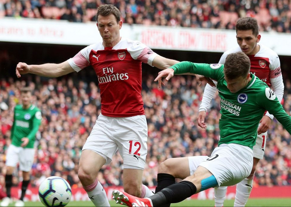 Tuy nhiên, dù có bàn thắng sớm của Aubameyang, Arsenal vẫn phải nếm trái đắng bởi một cái tên. Tiền vệ trái Solly March của Brighton liên tục khoét vào cánh phải của lão tướng Stephan Lichtsteiner, khiến Pháo thủ gặp nhiều khó khăn.