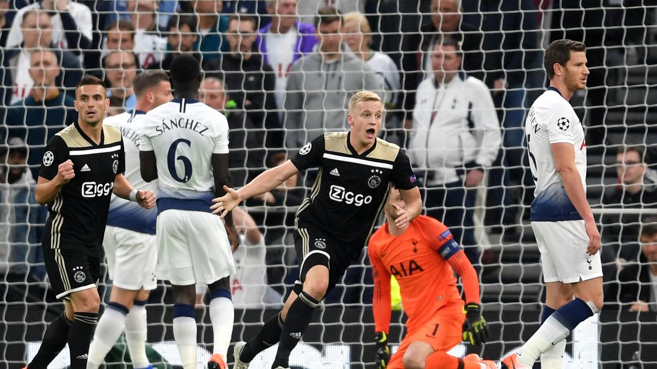 Van de Beek ghi bàn trong trận lượt đi mang về lợi thế lớn cho Ajax.