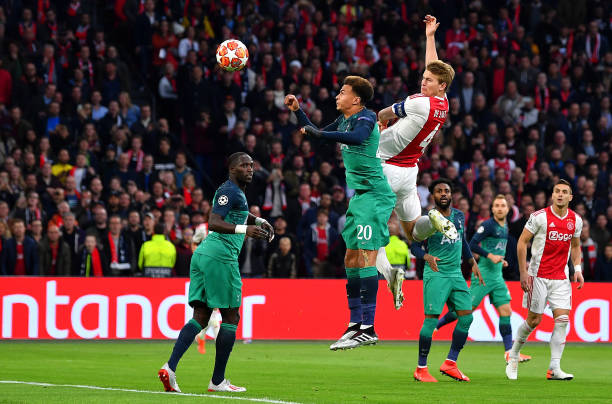 De Ligt đánh đầu chuẩn xác.