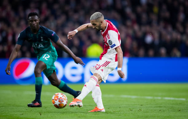 Ziyech nâng tỉ số lên 2-0.