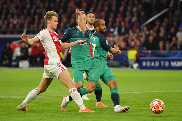 Moura ghi bàn đầu tiên cho Tottenham.