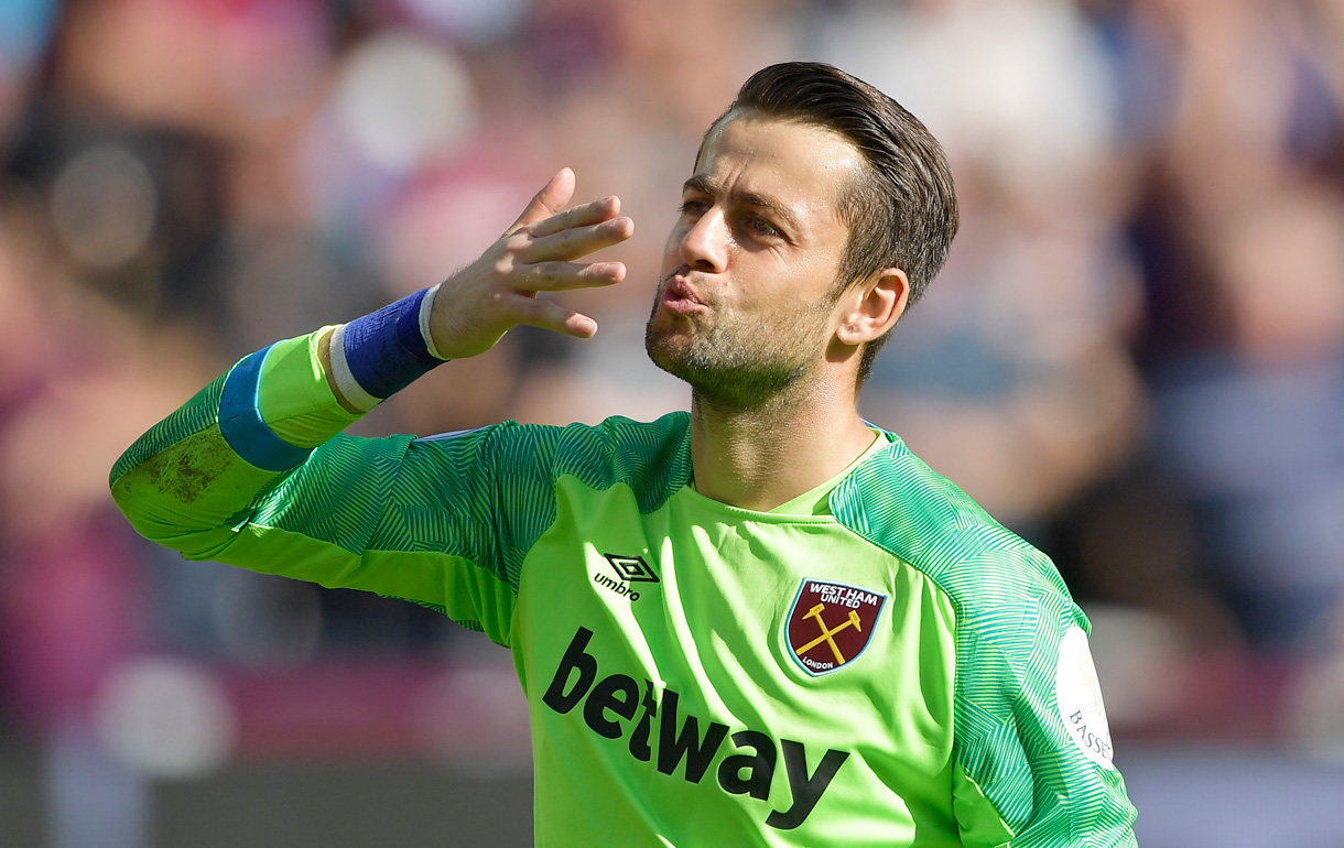 Thủ môn: Lukasz Fabianski. Ngôi sao người Ba Lan vẫn là sự lựa chọn số 1 nơi khung gỗ The Hammers.