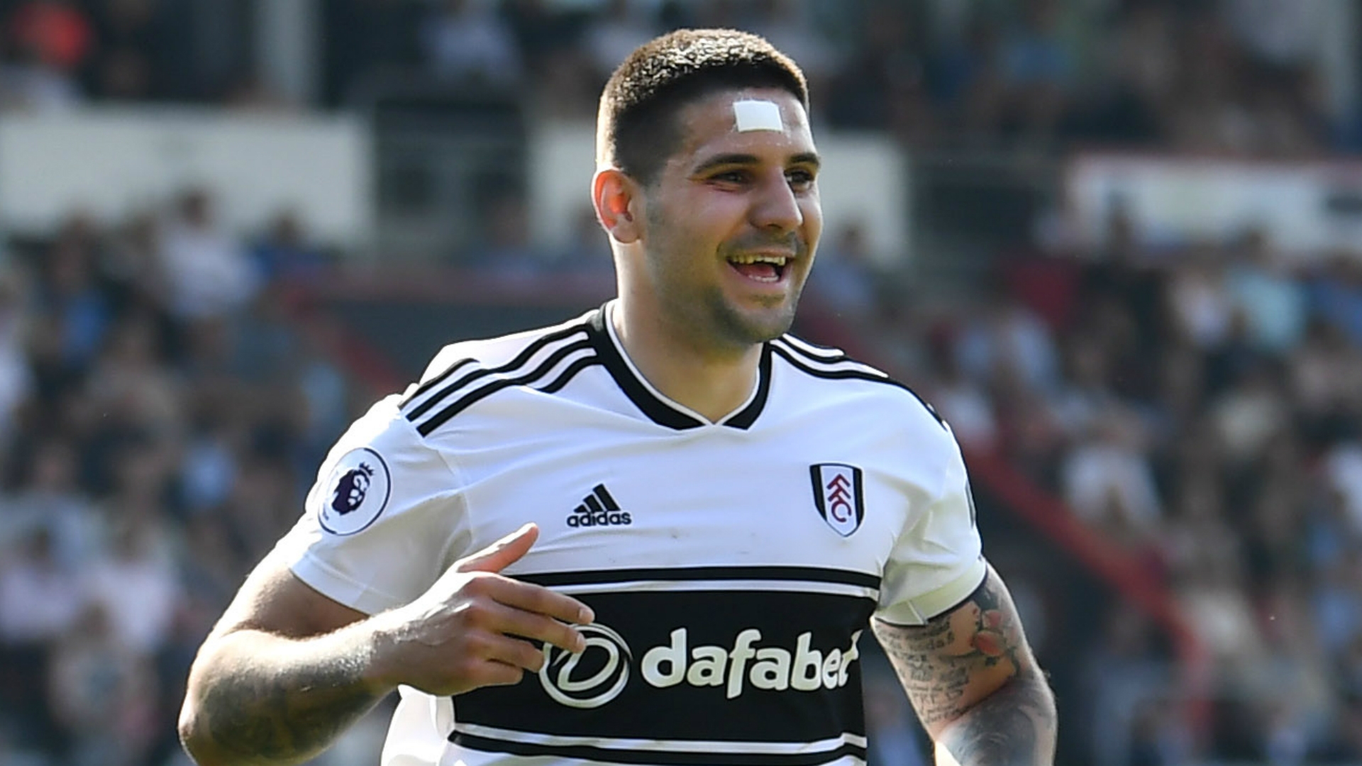 61 - Aleksandar Mitrovic (Fulham) - Tương tự những đội bóng ở mức trung bình tại Premier League, Fulham cũng sử dụng tiền đạo là chốt chặn đầu tiên khi có bóng.