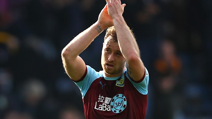 54 - Ashley Barnes (Burnley) - Ngoài nhiệm vụ ghi bàn, tiền đạo 29 tuổi là chốt chặn đầu tiên của Burnley khi đối thủ có bóng.