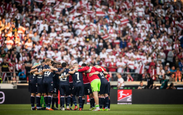 ...và đội hạng 3 Bundesliga 2 Union Berlin.