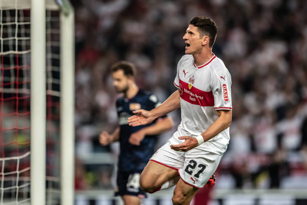 Dù đã bước sang tuổi 33, 'Super Mario' vẫn đóng vai trò quan trọng trong đội hình. Anh đã có 8 bàn cho Thiên nga trắng mùa này.